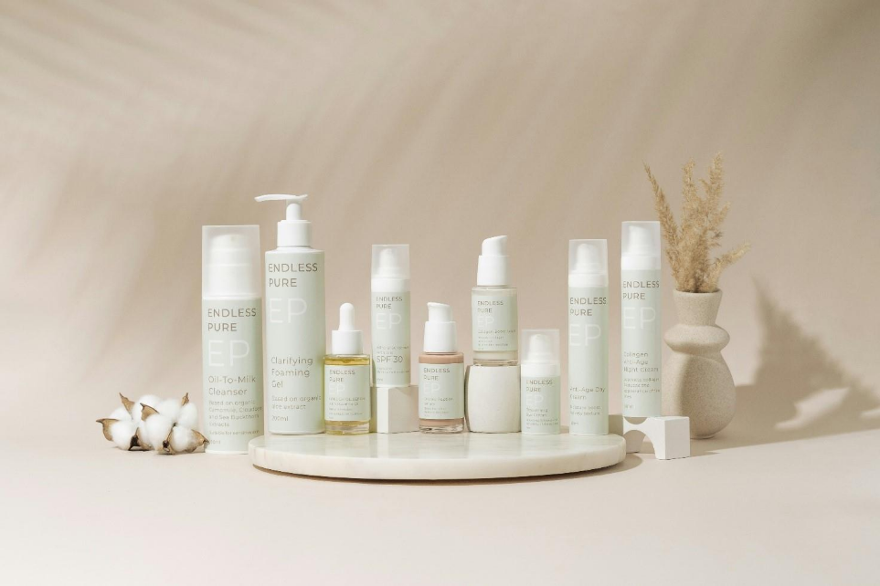 Eine Reihe von Beauty-Produkte im Luxussegment. Verpackung in Weiß und dezentes ganz leichtes Grün. Aleksandrs Karevs / Unsplash.