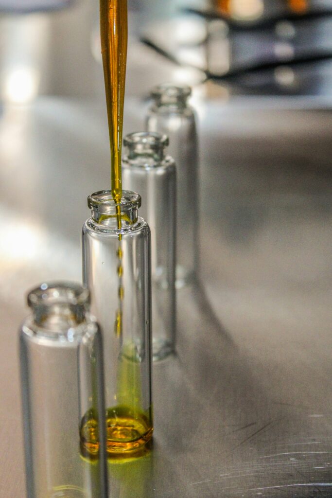 Das Parfüm wird mithilfe einer Pipette in kleine Glasflaschen gefüllt. Fulvio Ciccolo / Unsplash